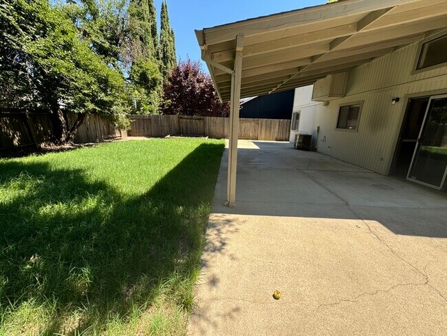 Building Photo - Beautifully spacious 3 bedroom 2 bath home...