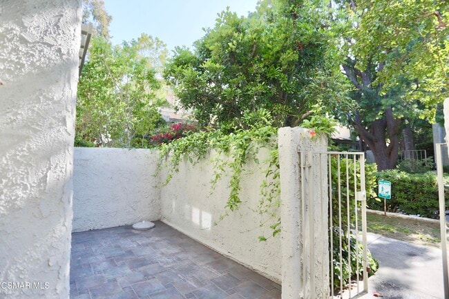 Building Photo - 11738 Moorpark St