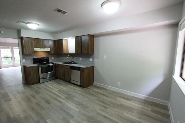 Building Photo - 6811 Thorncliffe Dr