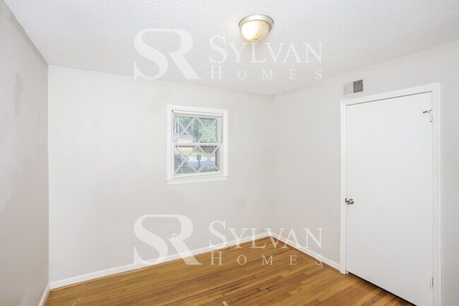 Building Photo - Cozy 3 BR 2 BA Home