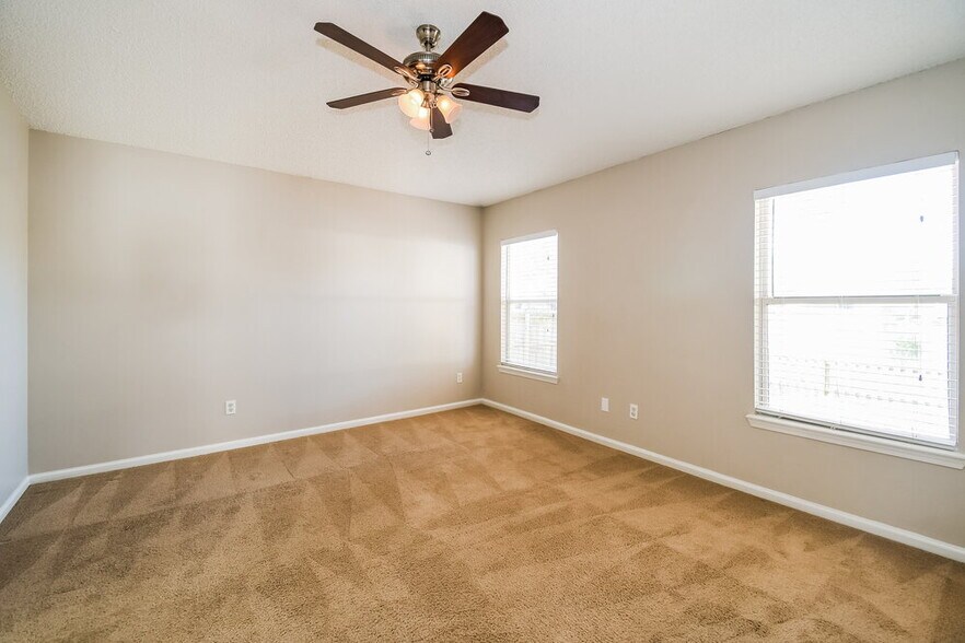 Building Photo - 7533 International Village Dr