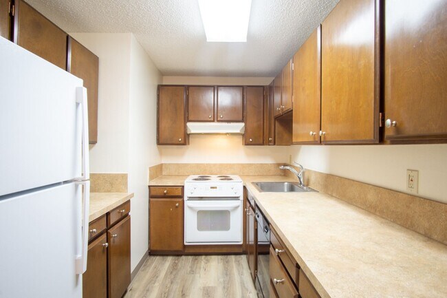 Building Photo - Spacious Top Flr 2Bdr Flat, W/D Hk-Up, D/W, Tons of Storage, Balcony!