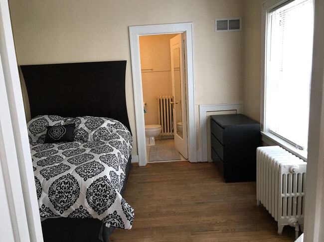 Building Photo - Newhouse