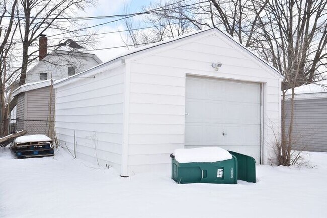 Building Photo - Mishawaka Near Parks and the Riverwalk 2 bedroom