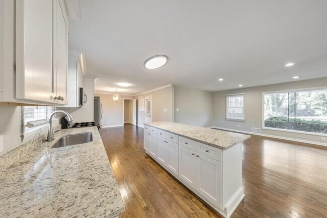 Building Photo - 909 Rosedale Dr