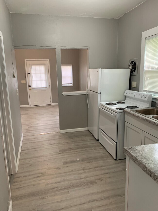 Building Photo - 624 E Division St