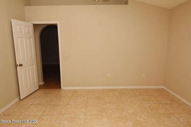 Building Photo - 2230 Redwood Cir