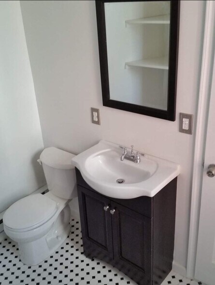 Building Photo - 926 Belmont Ave