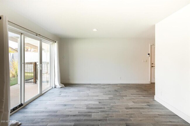 Building Photo - 3140 E Glenrosa Ave