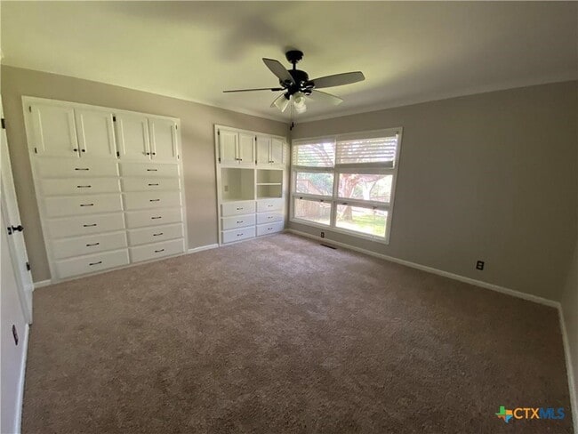 Building Photo - 920 Encino Dr