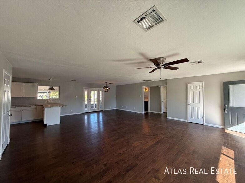 Building Photo - 6820 E Pinchot Ave