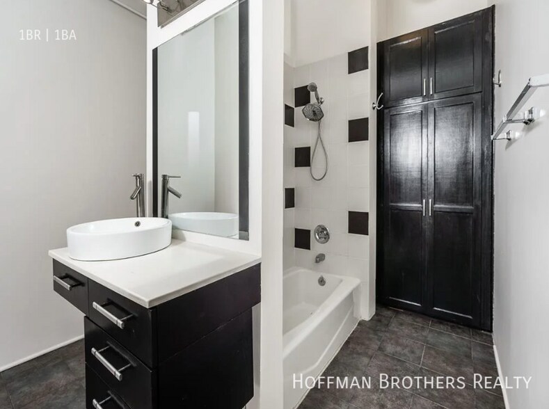 Building Photo - 622 Main St