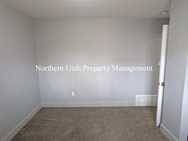 Building Photo - 4 Bed, 2 Bath