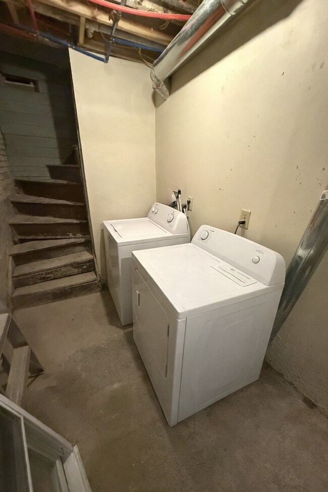 Building Photo - 2537 N Weil St