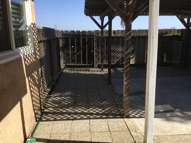 Building Photo - 5430 N Madera Ave