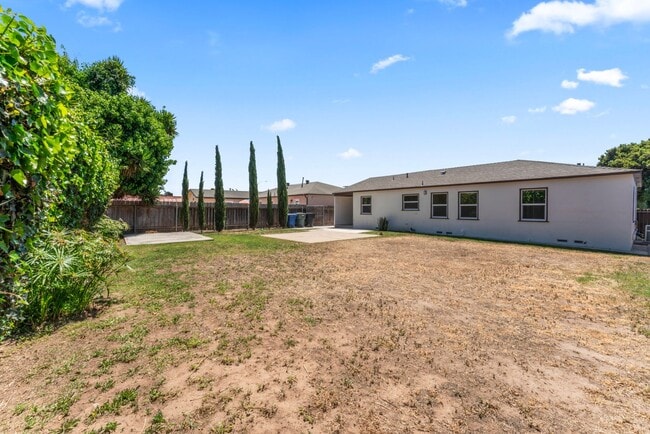 Building Photo - Nicely Remodeled 3 Bed 2 Bath in West Chul...