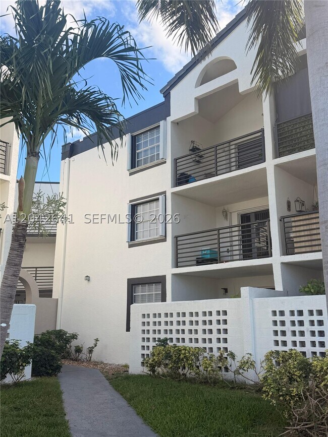 Building Photo - 9731 Fontainebleau Blvd