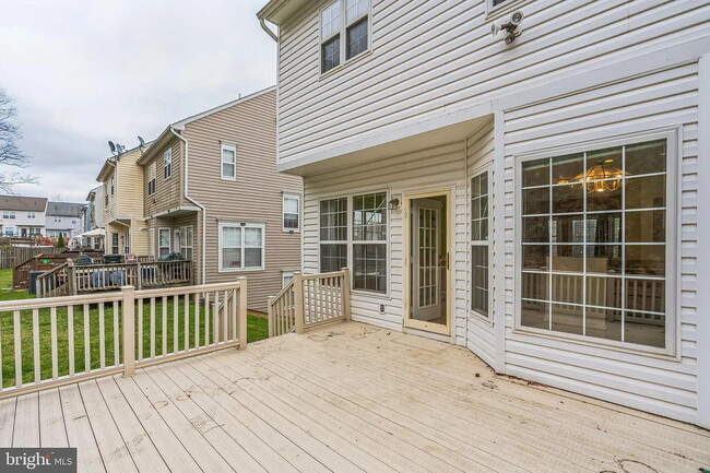 Building Photo - Charming townhouse on Metro bus line, shor...