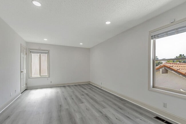 Building Photo - 8130 Park Villa Cir