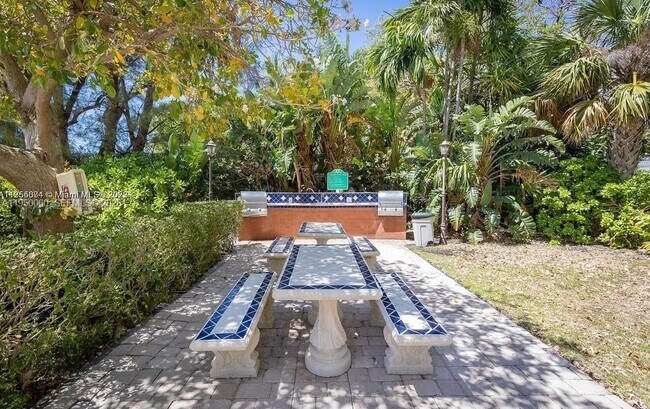 Building Photo - 150 SE 25th Rd