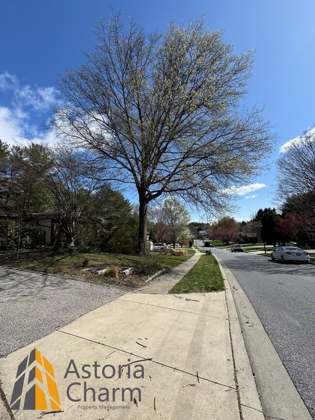 Building Photo - Spacious 5 Bedroom 3 Bath + Den Single Family Detached Home