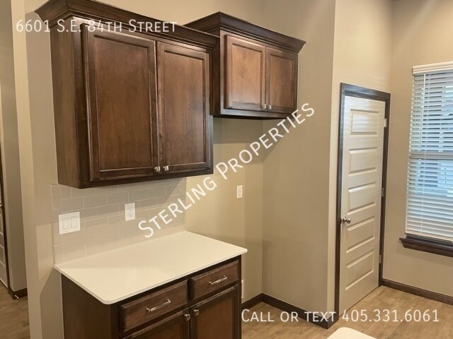 Building Photo - 6601 SE 84th St