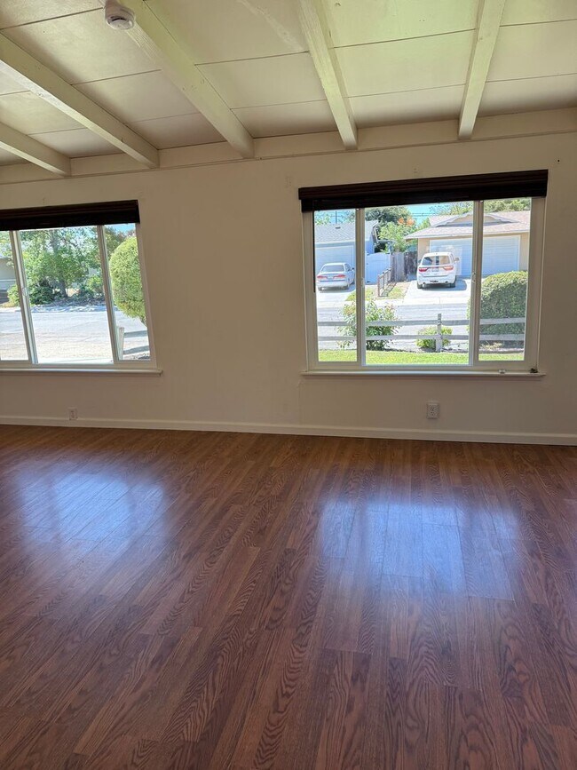 Building Photo - 3 Bed/1 Bath with Large fenced yard in central Paso Robles near Highschool!