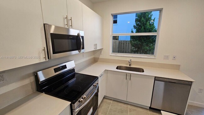 Building Photo - 2618 SE 27th Ct