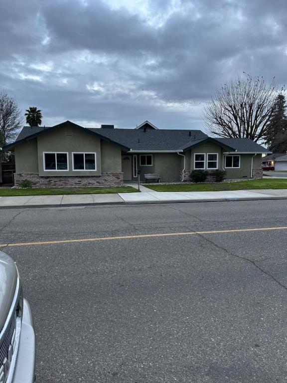 Building Photo - 1020 W Minnesota Ave