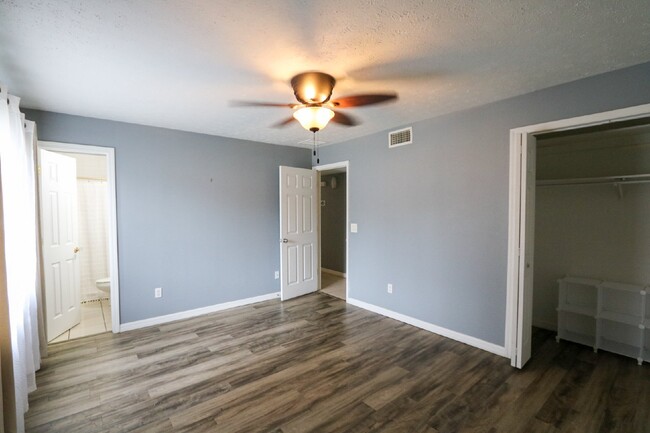 Building Photo - Spacious 2-Bed, 2-bath, 2 car garage pool ...