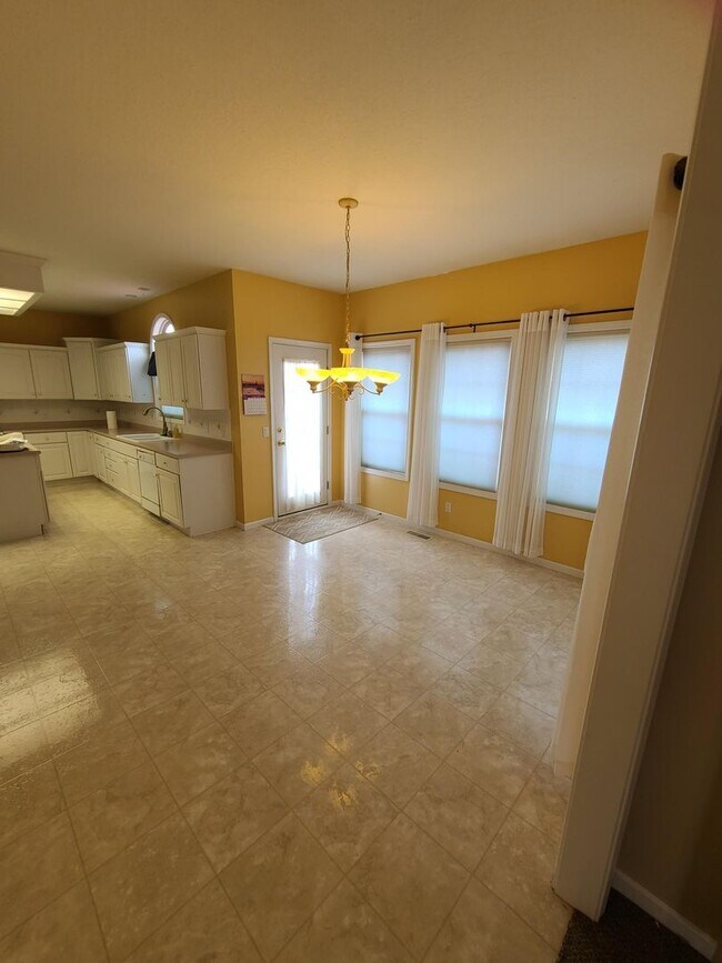 Building Photo - 5 Bedroom 2 and 1/2 bathrooms located in Cherry Hills Subdivision! Available Now!