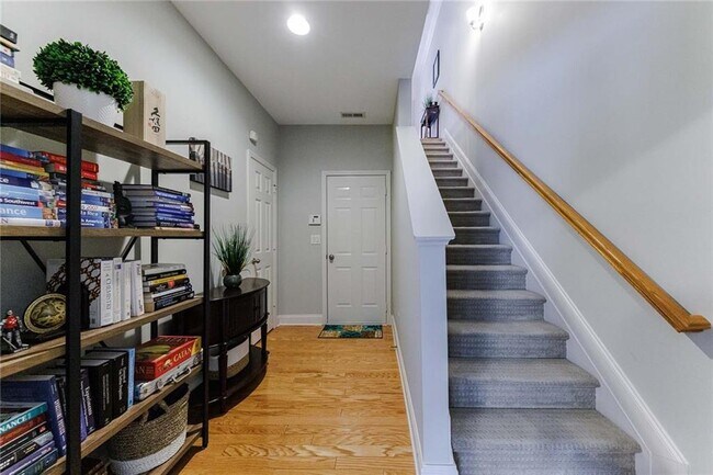 Building Photo - 2022 Cobblestone Cir NE