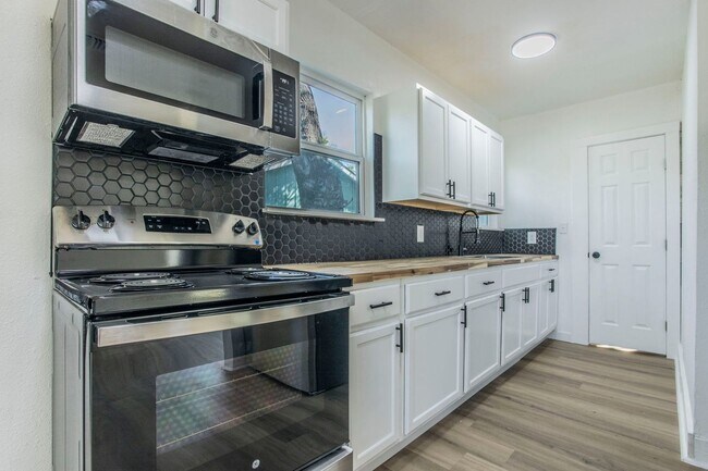 Building Photo - 2215 N Elmendorf St