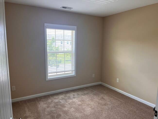 Building Photo - Lovely 3 Bedroom Townhouse in the desirabl...