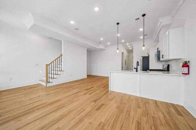 Building Photo - 169 Bowers St