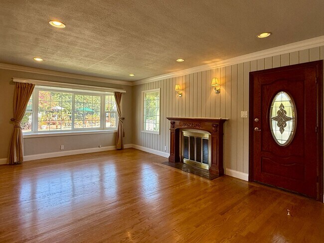 Building Photo - Bright and Spacious 3 Bedroom 2 Bath Home ...