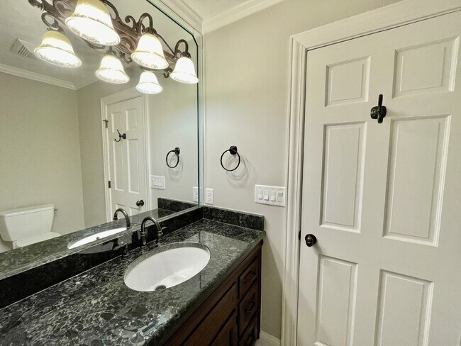 Building Photo - 4 Bed, 4 And A Half Bath Nest In Haymount
