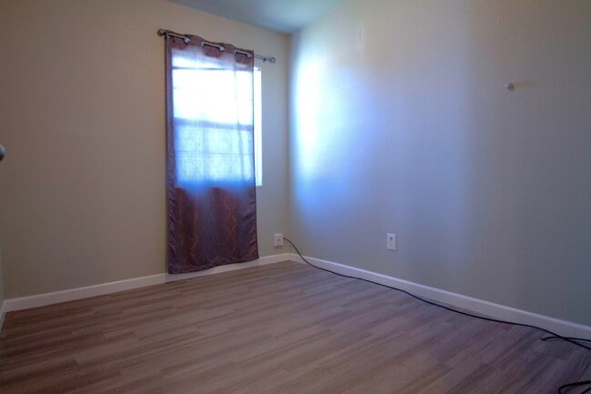 Building Photo - 247 W San Joaquin Ave