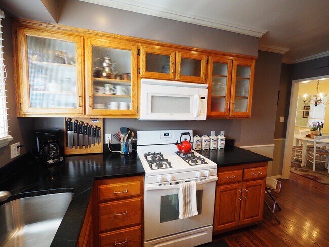 Coffee maker, toaster, tea pot, knives - 817 6th St