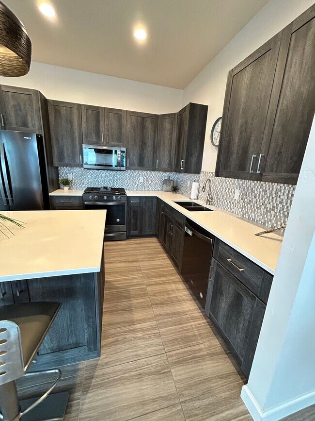 Building Photo - Beautiful Furnished Pool Home!