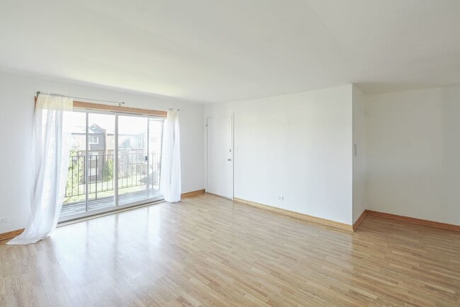 Building Photo - 9457 Bay Colony Dr