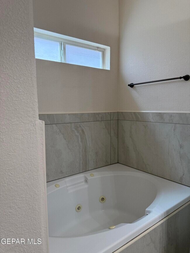 Building Photo - 3737 Tierra Campa Dr