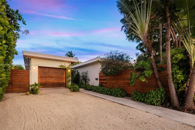 Building Photo - 441 E Dilido Dr