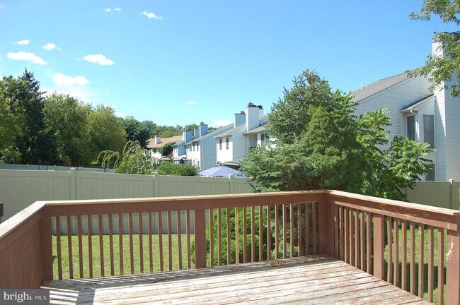 Building Photo - 131 Red Haven Dr