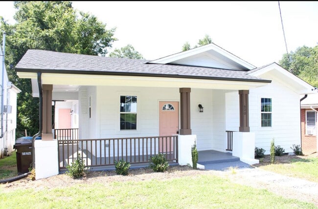 Building Photo - !! SPECIAL HALF OFF SECOND MONTHS RENT!!! Modern Charm Meets Classic Comfort in This Renovated 3-...