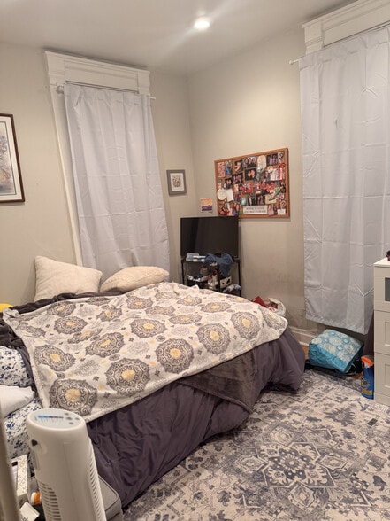 Building Photo - 178 W 8th Ave