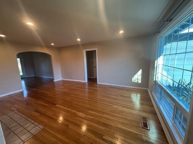 Building Photo - Charming 3 Bedroom 1 Bath single story home, with large yard