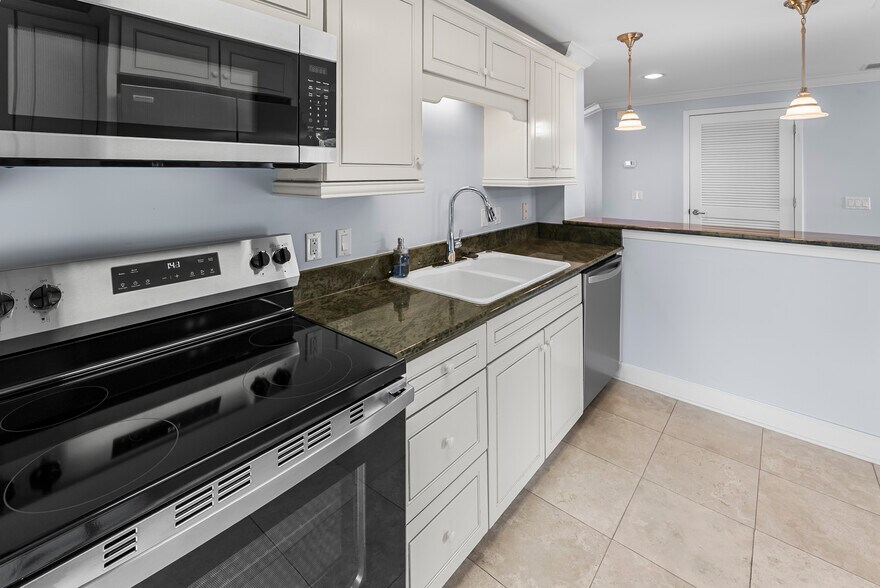 Building Photo - 700 Wilmington Island Rd