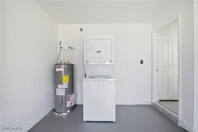 Building Photo - 416 Pinehurst Ave