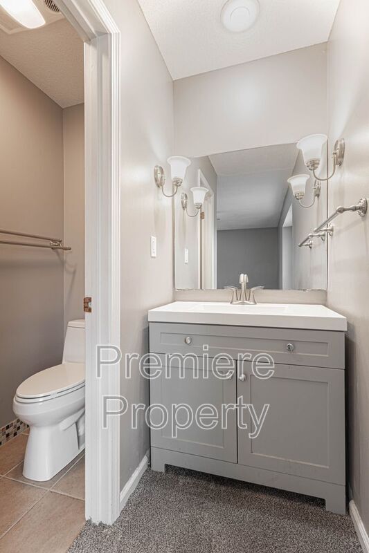 Building Photo - 1331 SW Horizon Dr